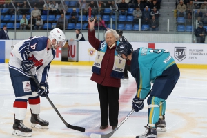 Шин радует бабушку!