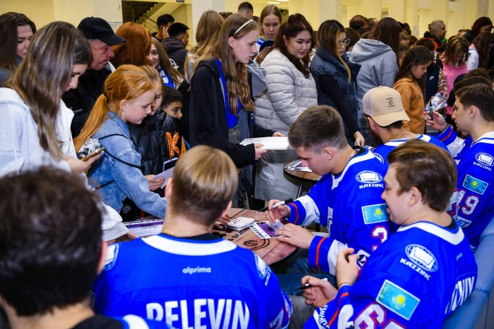 Тренеры и хоккеисты «Торпедо» встретились с болельщиками